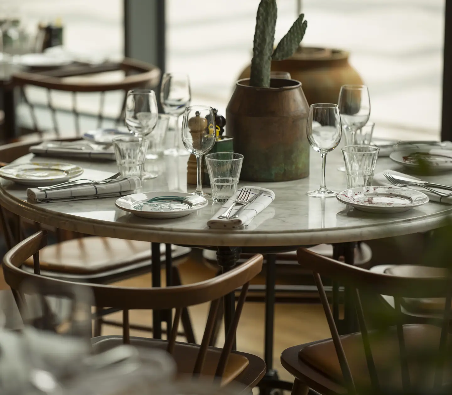 Restaurangmiljö med dukat bord