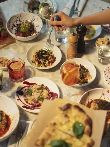 Restaurangmiljö med många bord och taklampor
